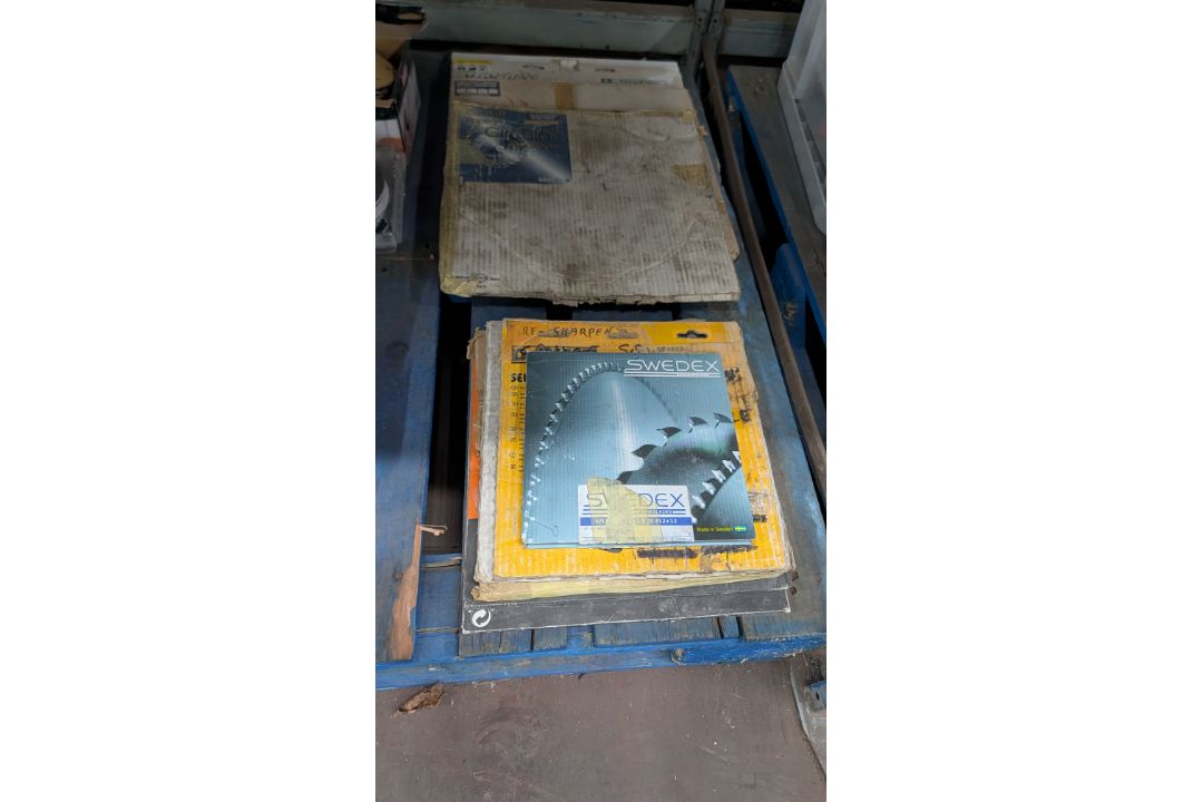 The contents of a Pallet of Consumables including Blades, Sanding Discs, Hole Saw Kits, Hand Tools a - Image 11 of 17