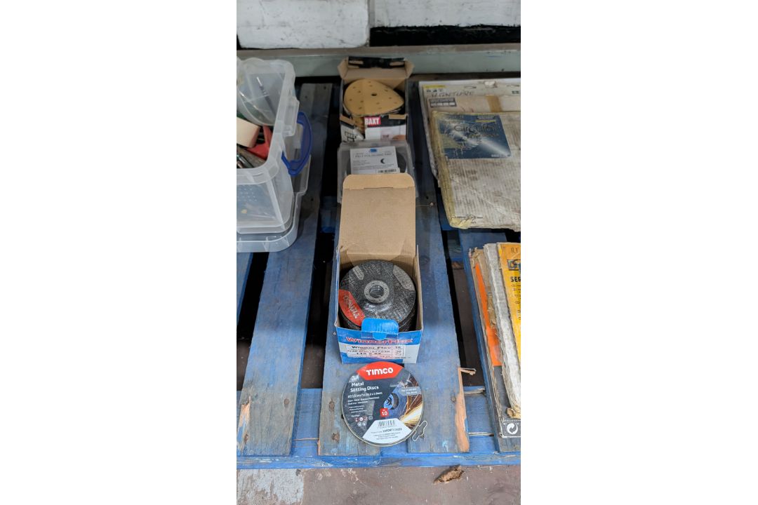 The contents of a Pallet of Consumables including Blades, Sanding Discs, Hole Saw Kits, Hand Tools a - Image 9 of 17