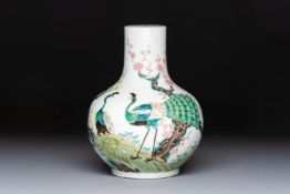A fine Chinese famille verte 'Peacocks' vase, 19th C.