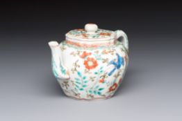 A Japanese Kakiemon teapot and cover, Edo, late 17th C.
