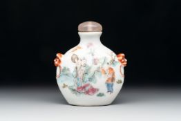 A Chinese famille rose snuff bottle with figural design, 19th C.
