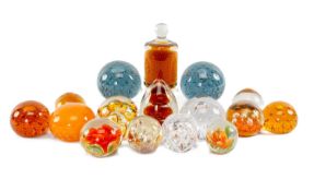 COLLECTION OF DECORATIVE GLASS PAPERWEIGHTS, including Whitefriars and others (16) Provenance: