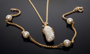 FRESHWATER BAROQUE PEARL & DIAMOND PENDANT NECKLACE in 18ct gold, the pendant drop 28mms, on a