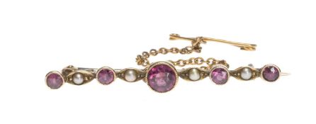 ALMANDINE GARNET & SEED PEARL BAR BROOCH, in unmarked yellow gold, 40mms, with safety chain and