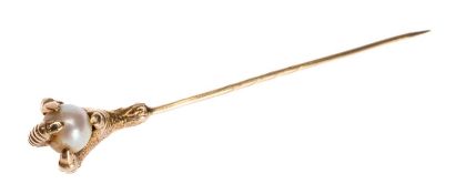 9CT GOLD CULTURED PEARL CLAW STOCK PIN, 65mms (l), gross weight 3.8g Provenance: private