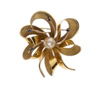 18CT GOLD CULTURED PEARL & SAPPHIRE FLORAL BOW BROOCH, 45mms, gross weight 10.5g Provenance: private