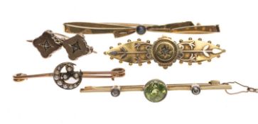 PERIDOT & DIAMOND BLADE BAR BROOCH, the round-cut peridot of good saturation, approx. 6mms (