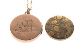 SMALL UNMARKED GOLD CIRCULAR PICTURE LOCKET, c. 1900, initialled with a Gothic 'M', 21mms (diam.),
