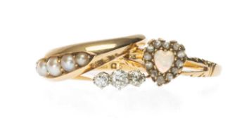 DIAMOND THREE-STONE RING in 18ct gold and platinum, total diamond weight estimated as 0.25cts,