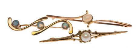 9CT GOLD OPAL BAR BROOCH, opal approx. 6mms, in cross-over setting, with metal pin, 2.1g; together