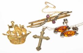 ASSORTED GOLD & SILVER JEWELLERY, comprising yellow metal wirework filigree galleon pendant,
