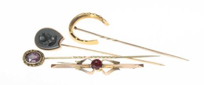 18CT GOLD HORSESHOE STOCK PIN, 4.9g; together with a 9ct gold hematite intaglio stock pin; an