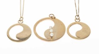 9CT GOLD YIN & YANG PENDANTS, the largest set with three cultured pearls, 28mms (diam.), 6.7g; and