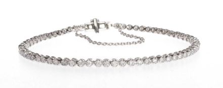 PLATINUM DIAMOND TENNIS BRACELET, set with 67 brilliant-cut diamonds, safety chain, total diamond