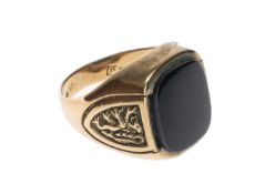 9CT GOLD BLACK AGATE RING, with rampant lion shields to the shoulders, ring size P, 8.1g Provenance: