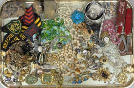 COSTUME JEWELLERY ASSORTMENT, including cufflinks, simulated pearl necklaces, gilt metal brooches,
