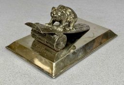 FINE QUALITY GEORGE V NOVELTY PAPERWEIGHT / MONEY CLIP, featuring a well modelled cast silver bear