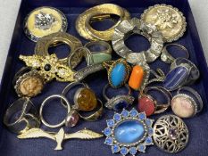 ASSORTED DRESS RINGS, BROOCHES & SOME SILVER Provenance: deceased estate Conwy