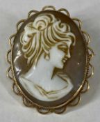 9CT GOLD FRAMED OVAL CAMEO PORTRAIT BROOCH / PENDANT, 35 x 30mms Provenance: private collection
