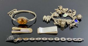 ASSORTED SILVER / WHITE METAL JEWELLERY, including charm bracelet, two money clips, amber mounted