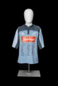 RUGBY UNION CLUB HOUSE: 2005 NEW ZEALAND TRAINING TOP SIGNED BY THE ALL BLACKS SQUAD & MANAGEMENT