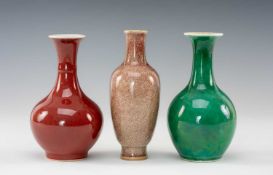 THREE CHINESE MONOCHROME PORCELAIN VASES, comprising a maroon glazed bottle vase 14.5cms (h),