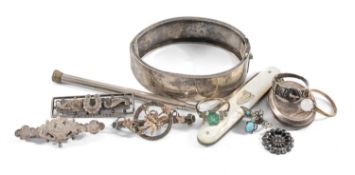 SMALL ASSORTMENT OF SILVER JEWELLERY, including silver hinged bangle, brooches, oval picture locket,