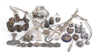 ASSORTMENT OF SILVER & WHITE METAL JEWELLERY, including claymore brooch, silver ingot pendant