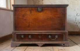 18TH CENTURY WELSH BOARDED OAK COFFOR BACH, possibly Carmarthenshire, detachable moulded lid with