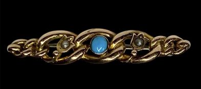 9CT GOLD LOVE KNOT BAR BROOCH, set with turquoise and seed pearl, 40mms (l), 2.5g Provenance: