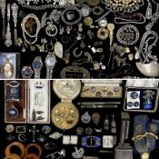 INTERESTING ASSORTMENT OF COLLECTABLES & COSTUME JEWELLERY, including some gold and silver