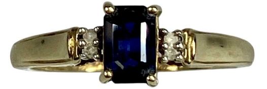 9CT GOLD RING, set with a centre baguette-cut sapphire with clear stones to shoulders, size O, 1.