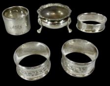 ASSORTED SMALL SILVER COLLECTABLES, including circular open salt on pad feet and four serviette