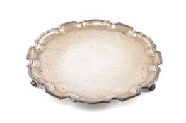 ELIZABETH II SILVER PRESENTATION SALVER, J.B. Chatterley & Sons Ltd., Birmingham 1989, of circular