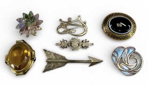 VICTORIAN GOLD TONE OVAL BROOCH with enamelled border, set with banded oval agate stone; large