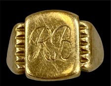 9CT GOLD GENT'S SIGNET RING, 8.4g Provenance: private collection Ynys Môn