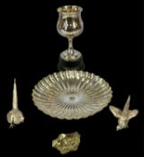 ASSORTED SILVER PLATE, including circular Elkington scalloped plate, 27cms (diam.); pair of fighting