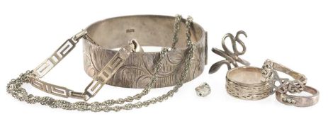 SMALL SELECTION OF SILVER JEWELLERY, including foliate engraved hinged silver bangle, 58mms cuff