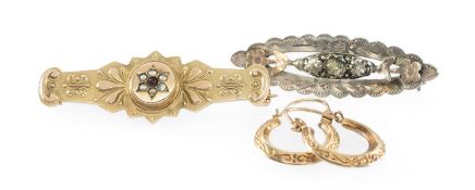 EDWARDIAN 9CT GOLD BAR BROOCH, centred with a garnet and seed pearls, with a small locket back,