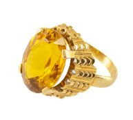 YELLOW METAL SYNTHETIC YELLOW SAPPHIRE RING, the oval mixed-cut stone measuring 1.7 x 1.3cms