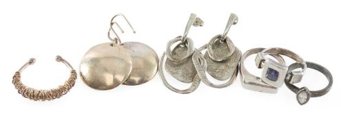 MODERNIST SILVER RINGS & EARRINGS, including pair of Nuovegioie (Italy) pendant earrings, 45mms