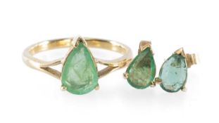 EMERALD SUITE, comprising a ring with a pear-cut emerald approx. 10 x 7mms, on a split shank,