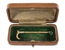 9CT GOLD RIDING CROP BROOCH, 3.8g in vintage box Provenance: private collection Ceredigion, by