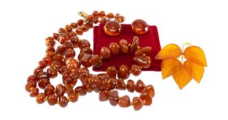 ASSORTED AMBER JEWELLERY, comprising pebble necklace, 72cms, pair 9ct pebble ear studs, and a yellow