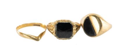 THREE 9CT GOLD RINGS, two set with black onyx, one wishbone form, total wt. approx. 5.6g (3)