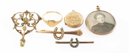 ASSORTED 9CT GOLD JEWELLERY, comprising two horseshoe bar brooches, ladies' signet-type ring,