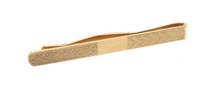 9CT GOLD TIE CLIP, engraved pattern, 5.8g in Beatties of Wolverhampton box Provenance: private