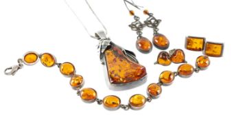 SMALL SELECTION OF STERLING SILVER & BALTIC AMBER JEWELLERY, comprising pendant necklace, pendant 58