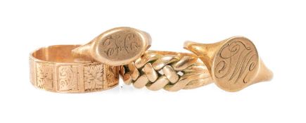 YELLOW METAL JEWELLERY, comprising 9ct gold keeper ring, 9ct gold engraved panel ring, 9ct gold