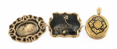 VICTORIAN YELLOW METAL & BLACK ENAMEL MOURNING JEWELLERY, relating to the Hardwick family,